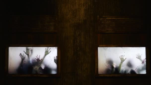 Verschwommene Hände Klammern Sich Blutgetränkte Fenster Zeichen Einer Tödlichen Falle — Stockvideo