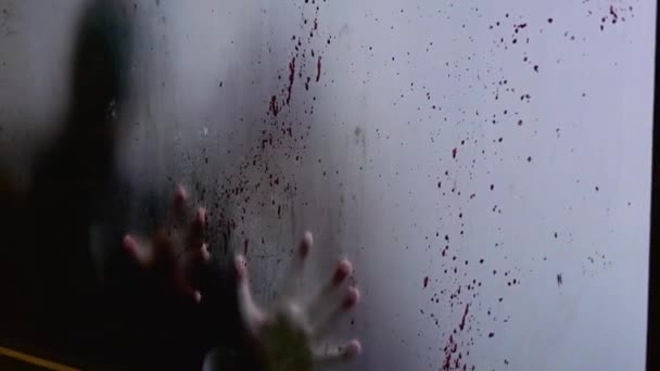 Verschwommene Hände Klammern Sich Blutverschmierte Fenster Zeichen Einer Tödlichen Pandemie — Stockvideo