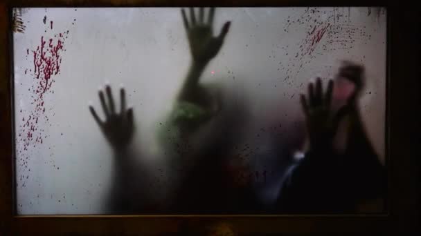 Rozmazané Ruce Obětí Maniaku Škrábou Zakrvácené Okno Scéna Hrůzy Hororový — Stock video