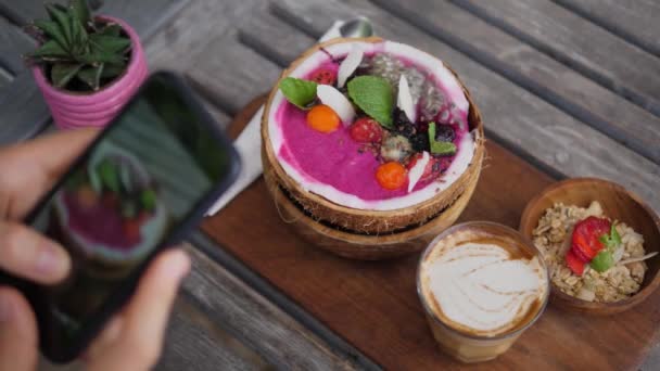 블로거는 점심의 장면을 스무디 카푸치노 디저트 맛있는 즐거움의 시각적 축제에 — 비디오