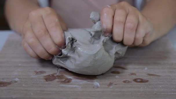 Ett Barn Formar Lera Keramik Masterclass Närbild Barns Händer Och — Stockvideo