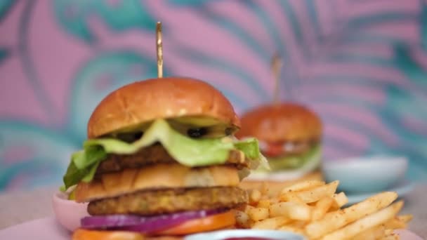 ハンバーガー フライドポテト ソースクローズアップ 食材の詳細が魅了され バーガーの味を予想することができます レストラン カフェやメインキャラクターが美味しいハンバーガーのレシピに最適 — ストック動画