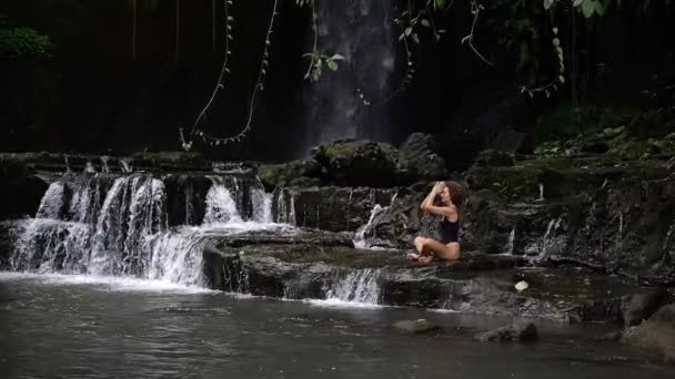 Женщина Позе Лотоса Молится Водопада Медленное Движение Видео Широкий Кадр — стоковое видео