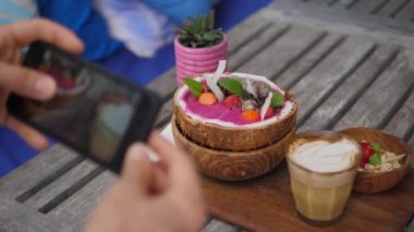 Blogger 'ın dinamik videosu yiyeceği yakalıyor: smoothie bowl, cappuccino, tatlı sinematik çekim: Lezzetli görsel ziyafet bu yemek blogcusunun sosyal medya paylaşımında paylaştığı yemek blogcusu işi kavramının tadını çıkarıyor