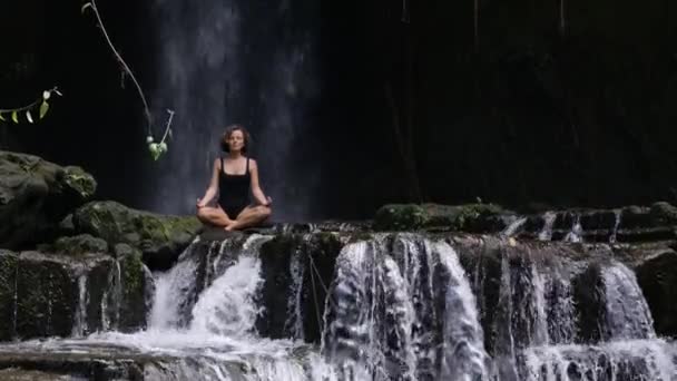 Şelalenin Tepesinde Mayo Giymiş Genç Bir Kadın Büyük Taşların Üzerinde — Stok video