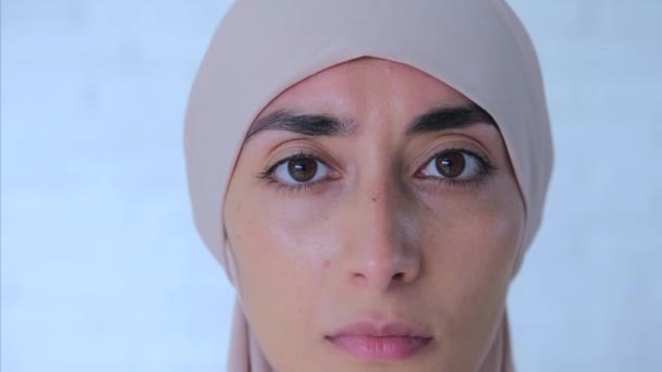 Aproximando Tiro Olhos Tristes Muçulmanos Que Choram Por Ajuda Close — Vídeo de Stock