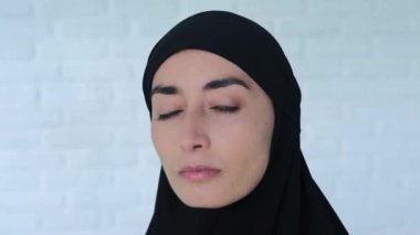 Derin bakışları olan doğulu bir kadın hayatın anlamını felsefi olarak yansıtır. Kadının iç dünyası ve felsefi fikirlerinin zenginliği sunuluyor. Müslüman bir kadının bakışlarında bilgelik