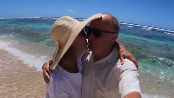 Couple Heureux Câlins Pose Sur Fond Océan Sans Fin Ambiance — Video