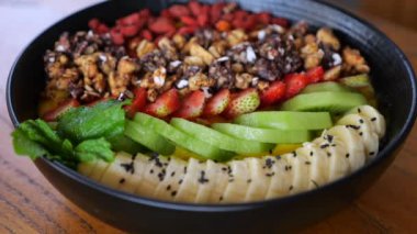 Atış: muzlu, kivili, goji üzümlü, taneli, çilekli, kocaman meyve suyu kaseli smoothie kasesi, sağlıklı beslenmenin simgesi. Kavram nefis bir meyve suyu kasesi, nefis ve besleyici..