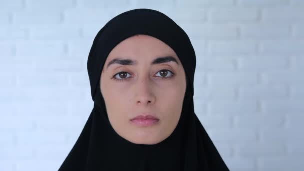 Mujer Islámica Con Hiyab Negro Mira Través Camera Eyes Reflejan — Vídeos de Stock