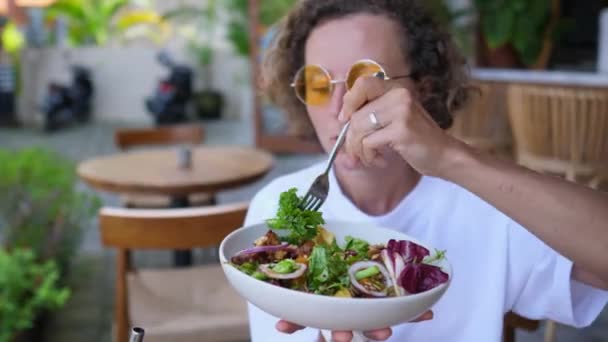 Femme Aime Les Aliments Frais Dans Café Avec Appétit Végétarien — Video