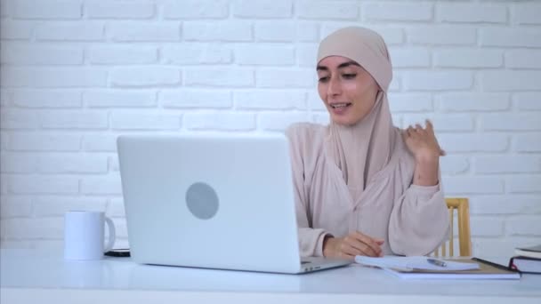 Мусульманка Ярком Хиджабе Разговаривает Онлайн Коллегами Видеоконференции Крупный План Разговорчивого — стоковое видео