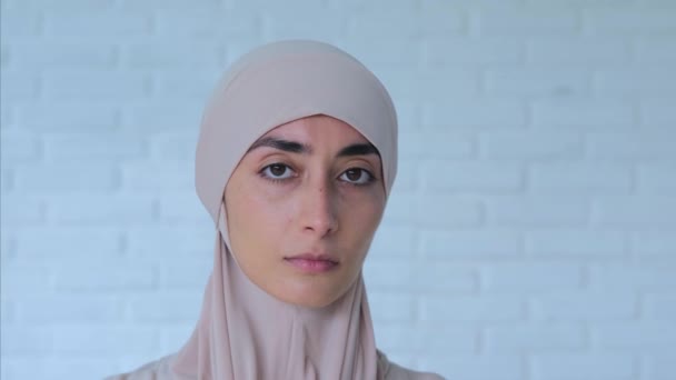 Muselman Kvinna Hijab Lyfter Hennes Huvud Och Ser Sorgligt Kamera — Stockvideo