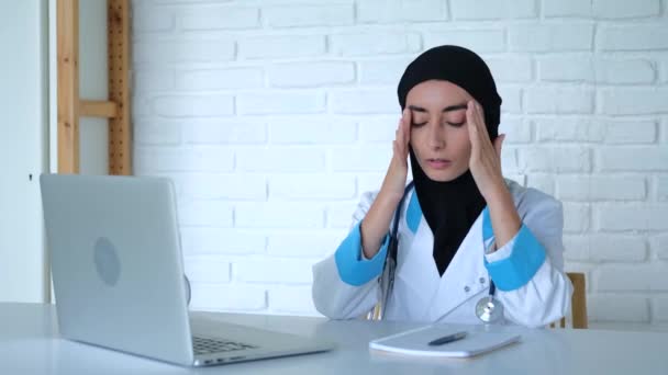 紧张的穆斯林女生 未来的医生 在重要的考试前压力很大 学生们坐在电脑前的桌子上 手势是内在压力的反映 压力是学生生活不可分割的一部分 — 图库视频影像