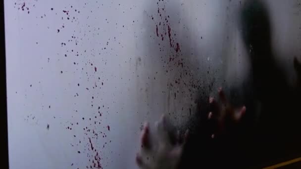 Zamazane Ręce Zaginionych Ludzi Drapią Się Oknie Plamami Krwi Rozpaczliwie — Wideo stockowe