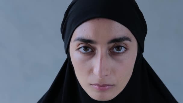 肖像画の女性ミレニアル アラブ系イスラム教徒の女性 黒いヒジャブのイスラム女性 イスラムの女性に近いオリエンタルな伝統的なファッションヘッドスカーフ 女性イスラームの宗教モデルは カメラ 健康的な顔を見ます — ストック動画