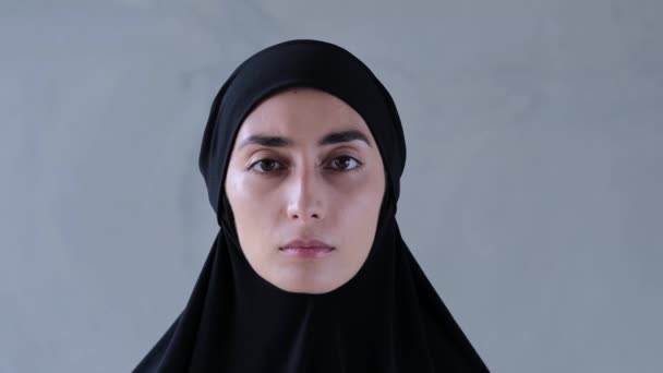 Mirada Vacía Mujer Musulmana Hiyab Negro Mirando Cámara Acercándose Tiro — Vídeos de Stock