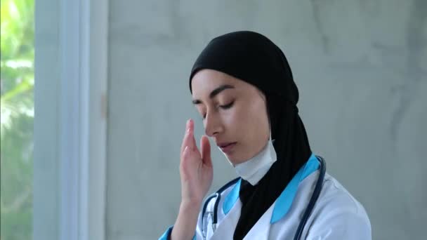 Médico Musulmán Cuya Mirada Sorda Expresa Frustración Por Fracaso Profesión — Vídeos de Stock