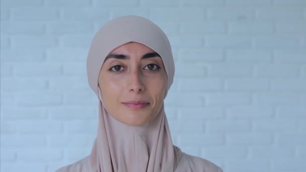 Portrait Jeune Femme Affaires Musulmane Professionnelle Hijab Regardant Caméra Gros — Video