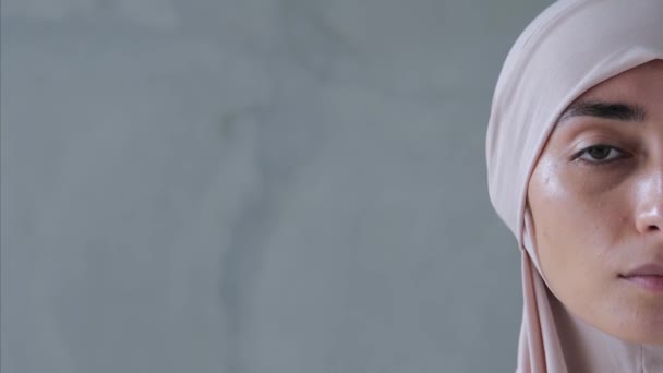 Religijny Arab Hidżabie Wyznający Jej Tradycje Piękna Kobieta Religijna Krawędzi — Wideo stockowe