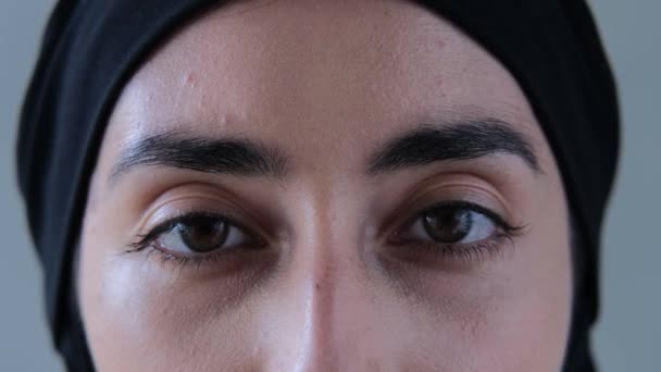 Cierre Ojos Mujer Musulmana Vídeo Cinematográfico Una Dama Islámica Hiyab — Vídeos de Stock