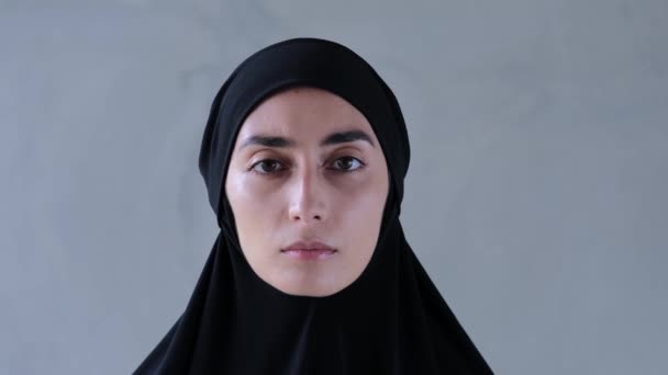 受压迫的穆斯林妇女悲伤地看着相机 请求帮助 憔悴的表情唤起了同情心和乐于助人的愿望 镜头让我们想起了对穆斯林妇女的必要帮助 — 图库视频影像