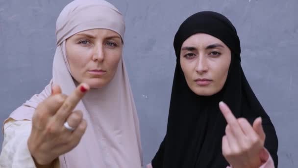 Jedinečné Muslimky Ukazují Prostředníček Obhajují Rovnost Východních Zemích Symbolické Gesto — Stock video