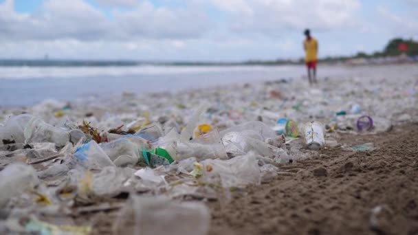 Мусор Берегу Угроза Природе Экологическая Проблема Подчеркивается Загрязнение Пляжа Бытовым — стоковое видео
