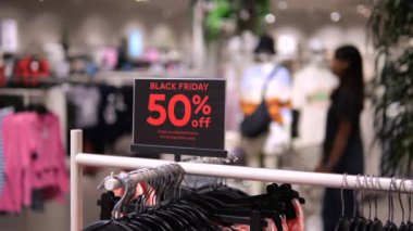 Kara Cuma yazısıyla imzalayın, yüzde 50 indirim var. Süpermarketlerde ve butiklerde sezonluk indirimler müşteri çekmek için en iyi pazarlama stratejisi. Talebi artırmak için indirim kavramı