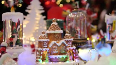 Güzel geleneksel Yeni Yıl ve Noel taşınma süslemeleri vitrinde. Bir sürü seçenek var. Noel hediyeleri güzellikleri ve ışıltılarıyla büyülenmiş. Depoda Noel havasının sinematik görüntüleri