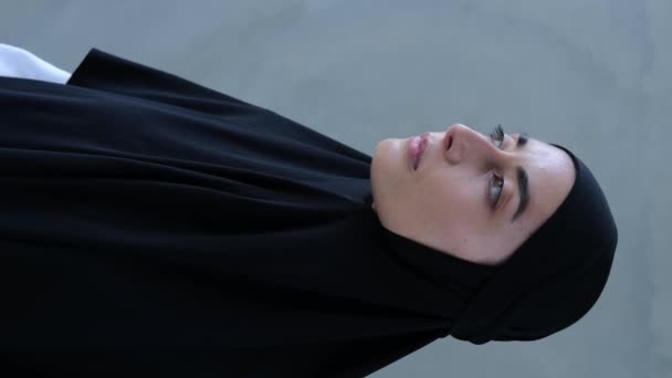 Religieuze Arabische Vrouw Zwarte Hijab Overbrengt Onderdrukking Door Stichtingen Van — Stockvideo