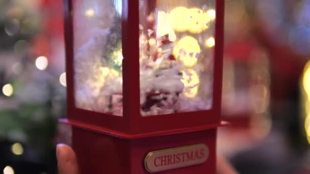 Traditioneel Nieuwjaar Kerstspeelgoed Sneeuwglazen Bal Kubus Met Winterboom Sneeuwpop Kunstsneeuw — Stockvideo