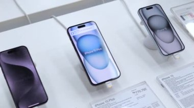 Ubud, Endonezya - 23 Ekim 2023: Apple mağazası iPhone 15, iPhone 15 Pro ve iPhone 15 Plus modellerini sunar. Yeni Apple aletleri için teknolojik alışveriş, kalite ve güvenilirlik seçimi 