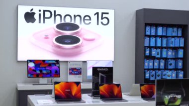 Ubud, Endonezya - 23 Ekim 2023: Apple mağazası çok çeşitli cihazlar sunuyor. Dizüstü bilgisayar tabletleri ve aksesuarları arasında mağazadaki yeni iPhone 15 seçili Apple ekipmanının tanıtım kutusunda