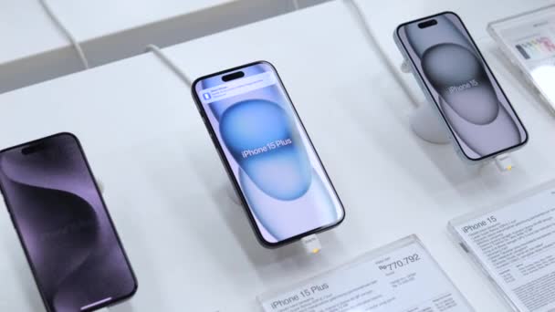 インドネシアのウブド 10月 2023 AppleストアはIphone Iphone ProとIphone Plusのモデルを提示しています 新しいAppleガジェットのための技術ショッピング 品質と信頼性の選択 — ストック動画