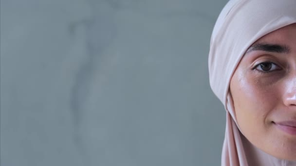 Mujer Musulmana Mira Misteriosamente Cámara Sonríe Mitad Cara Mitad Retrato — Vídeos de Stock