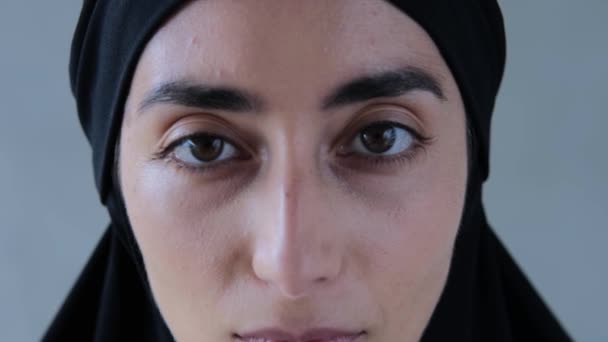 Nærbillede Store Smukke Triste Øjne Arabiske Kvinde Klog Person Hijab – Stock-video