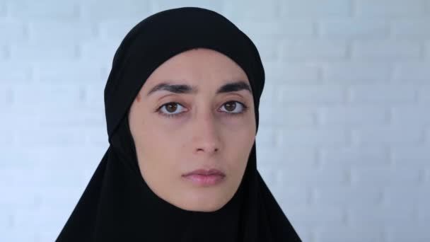 Triste Musulmane Hijab Noir Regardant Caméra Plan Approchant Regard Triste — Video