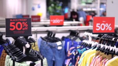 Giysi mağazasındaki Kara Cuma tabelasında% 50 indirim var. Kara Cuma akşamları mağazadan% 50 indirimli alışveriş. Konsept:% 50 indirimle tasarruf etmek 
