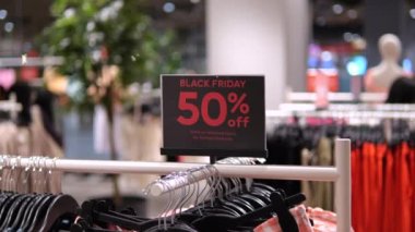 Kara Cuma tabelası, kıyafet mağazasında yüzde 50 indirimli. Sinema standında Kara Cuma indirimli. İşten sonra Black Friday 'de modern mağazada satılan tabela standı.