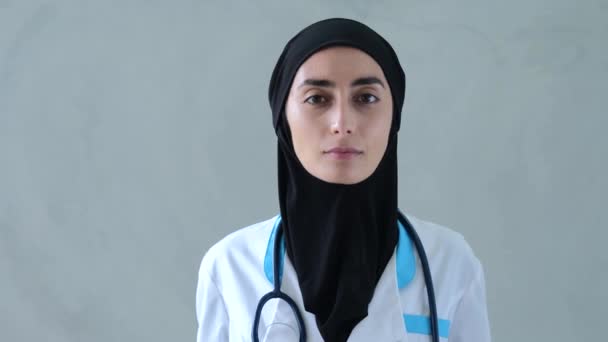 Trabajador Médico Religioso Uniforme Hiyab Mira Con Confianza Cámara Mujer — Vídeos de Stock