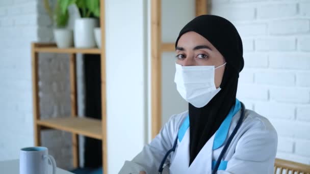 Trabajador Religioso Salud Con Máscara Hiyab Cuya Mirada Refleja Profundo — Vídeos de Stock