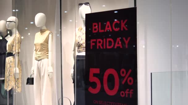 Moderna Kläder Med Försäljning Procent Rabatt Black Friday Närbild Reklam — Stockvideo