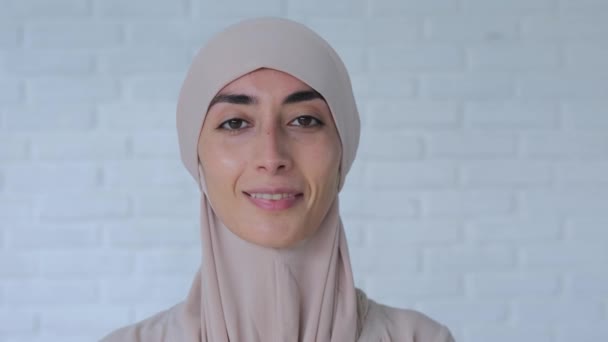 Encantadora Mujer Oriental Hijab Sonríe Cerca Antiguas Tradiciones Del Mundo — Vídeos de Stock