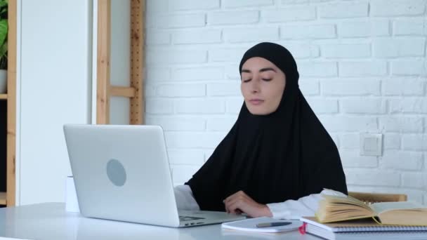 Framgångsrik Och Glad Kvinna Författare Hijab Skrivit Text Bärbar Dator — Stockvideo