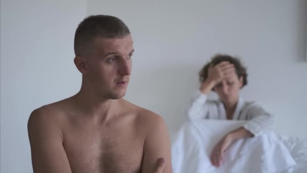 침실에 앉아있는 때문에 서로를 가족의 불일치로 남성과 사이의 관계에 문제가 — 비디오