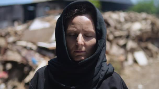 Opłakująca Twarz Owdowiałej Kobiety Głową Pokrytą Szalikiem Kobieta Żałobie Stoi — Wideo stockowe
