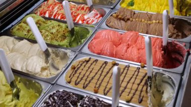 Süpermarkette çok çeşitli dondurma çeşitleri sergilenmektedir. Tatlı tatlı dondurması her lezzet için sunulur. Her gün en sevdiğiniz dondurmayı deneyebilirsiniz..
