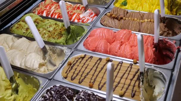 Supermarkt Gibt Eine Große Auswahl Verschiedenen Eissorten Süßes Dessertgelato Wird — Stockvideo