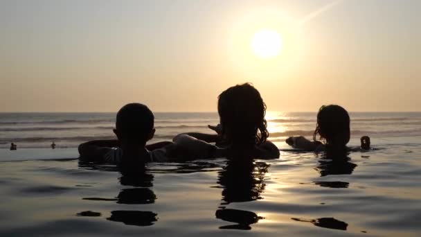 Silhuetas Família Nadando Mar Assistindo Pôr Sol Hipnotizante Mãe Crianças — Vídeo de Stock